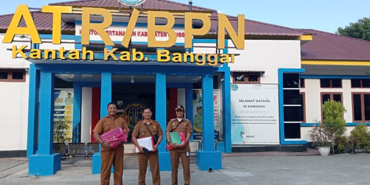 Deby Furnomo Malota(Kades Dondo Soboli), Meixen Poguman (Kades Tombongan Ulos) dan Noval Mustamin (Kades Hion) Terima Ratusan Sertifikat Masyarakat. (Dok.Ist)