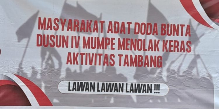 Warga dusun IV mumpe pasang baliho penolakan tambang. (Dok.ist)