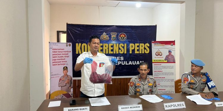 Polres Banggai Kepulauan menggelar konferensi pers terkait penanganan kasus penganiayaan berat yang terjadi di Jalan Beringin, Kelurahan Lompio, Kecamatan Banggai, Selasa (13/1/2026). (HO/Kilasbanggai)