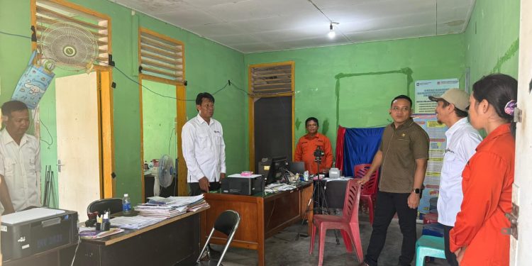 Wakil Ketua DPRD Banggai, I Putu Gumi, S.Sos., MM, melakukan kunjungan mendadak (sidak) ke Kantor UPT Catatan Sipil (Capil) di Desa Jaya Kencana, Kecamatan Toili, Kabupaten Banggai, Rabu (11/2/2026). Foto: Ist