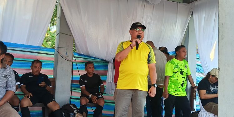"Buhari Malihat" Camat Bunta saat sambutan di penutupan Turnamen sepak bola piala Bupati Banggai. (Dok.Kilasbanggai.com)