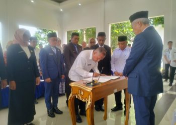 Frans D. Darkay Dilantik Jadi Kadis PMD P3A Banggai Laut, Ini Pesan Bupati Sofyan Kaepa