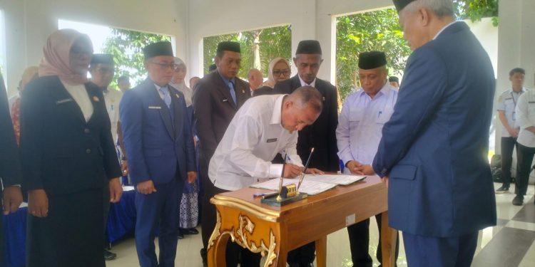 Frans D. Darkay Dilantik Jadi Kadis PMD P3A Banggai Laut, Ini Pesan Bupati Sofyan Kaepa