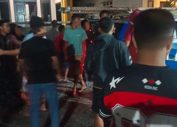 Sahur dan Buka Puasa dengan Senter, Puluhan Warga Seruduk Kantor Cabang PLN Bunta