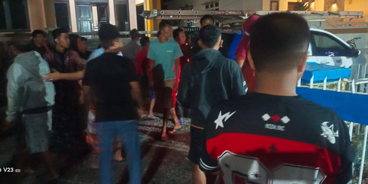 Sahur dan Buka Puasa dengan Senter, Puluhan Warga Seruduk Kantor Cabang PLN Bunta