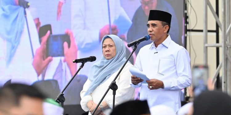 Pemerintah Provinsi Sulawesi Tengah menandai satu tahun kepemimpinan Gubernur Anwar Hafid dan Wakil Gubernur dr. Reny A. Lamadjido dengan kegiatan doa bersama, dzikir, buka puasa, serta penyaluran lebih dari 5.000 paket sembako kepada masyarakat. Kegiatan tersebut berlangsung di Masjid Raya Baitul Khairaat, Palu, Minggu (22/2/2026).