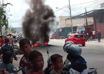 Lapak Ramadan Dilarang, Pedagang Takjil di Jole Banggai Demo Tutup Jalan Trans Sulawesi