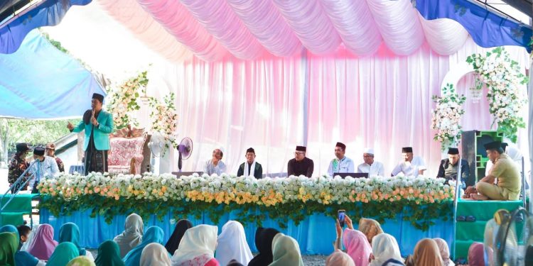 Bupati Banggai Amirudin mengikuti pengajian akbar dalam rangka memperingti Isra Mi’raj Nabi Muhammad SAW dan Nisfu Sya’ban yang digelar pada Selasa (3/2/2026) di Halaman Mesjid At- Taqwa Desa Saiti, Kecamatan Simpang Raya, Kabupaten Banggai. (DKISP Banggai)