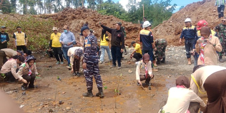 Kolaborasi lintas sektor dalam menjaga kelestarian lingkungan pesisir terlihat dalam kegiatan penanaman mangrove di Desa Siuna, Kecamatan Pagimana, Kamis (5/2/2026). Kegiatan ini diinisiasi PT. Prima Dharma karsa dan PT. Prima Dharma karsa dengan melibatkan karang taruna kabupaten Banggai, unsur TNI, pemerintah daerah, serta masyarakat setempat. (HO/Kilasbanggai)