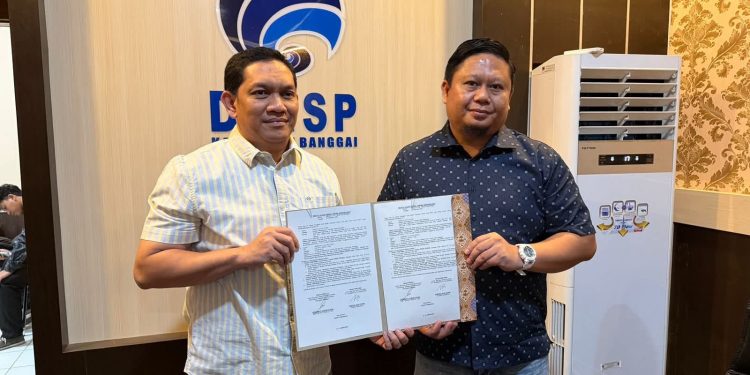DKISP Kabupaten Banggai melakukan penandatanganan serah terima barang/jasa bersama dengan PT. Sumber Data Indonesia tentang Jaringan Fiber Optic (FO) 12 Core pada Kamis (5/2/2026). (HO/Kilasbanggai)