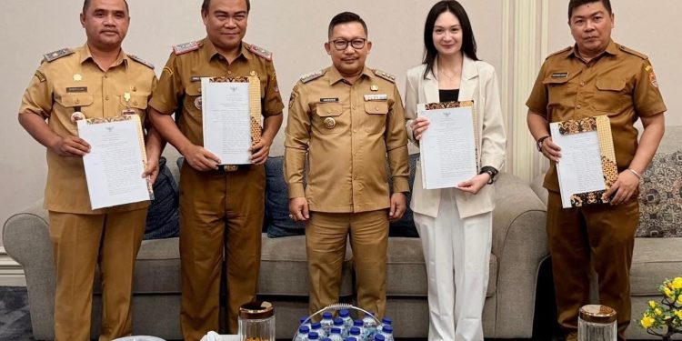 Bupati Banggai, Amirudin, menyerahkan Surat Keputusan (SK) Dewan Pengawas Badan Layanan Umum Daerah (BLUD) RSUD Luwuk pada Senin (9/2/2026). (DKISP Banggai)