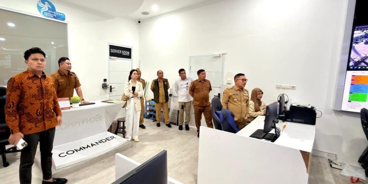upati Banggai, Amirudin, menerima kunjungan Tenaga Ahli Kantor Komunikasi Kepresidenan (Presidential Communication Office/PCO) Republik Indonesia, David Herson Tonius, di Banggai Command Center, Senin (9/2/2026). (DKISP Banggai)