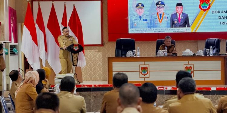 Bupati Banggai Amirudin secara resmi menyerahkan Dokumen Pelaksanaan Anggaran (DPA) dan Surat Penyediaan Dana (SPD) Triwulan I Tahun Anggaran 2026 kepada seluruh organisasi perangkat daerah (OPD), Selasa (10/2/2026). (HO/Kilasbanggai)