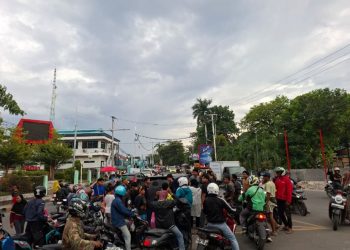 HMI Cabang Luwuk Banggai Komisariat Se-Untika Luwuk Berbagi Takjil di Tugu Adipura