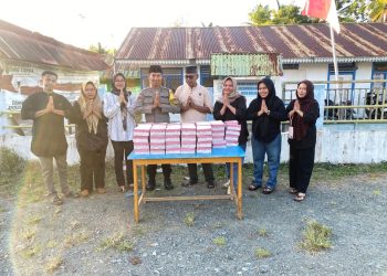 Wujud Kepedulian, Pemdes dan BPD Balaan Bagikan Ratusan Paket Takjil di Jalan Trans Sulawesi