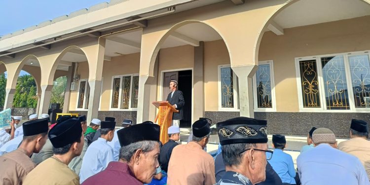 Ustadz As’ari saat memberikan khutbah Idul Fitri 1447 H di hadapan ratusan umat Muslim Desa Sindangsari, Toili Barat, Sabtu (21/3/2026).