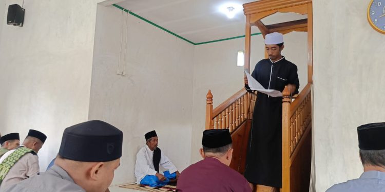 Fadli siduru Khatib di Masjid Raudhatul Jannah desa hion. (Dok.Ist)