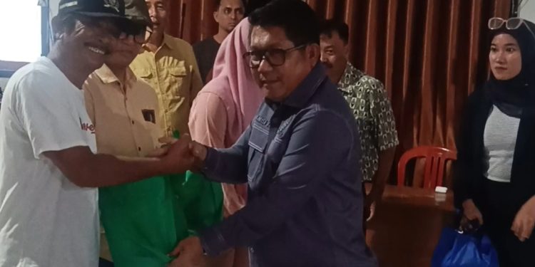 Benniyanto tamoreka bagikan sembako secara simbolis pada masyarakat Bunta. (Dok.ist)