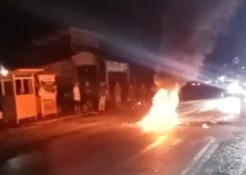 Protes Listrik Mati, Jalur Trans Sulawesi di Bohotokong Banggai Terblokade Aksi Bakar Ban
