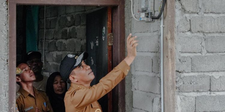 Sentuh Titik ke-905, Program BERANI Menyala Anwar Hafid Sasar Pemerataan Listrik Sulteng