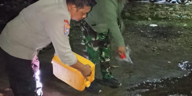 Demi Kenyamanan Masyarakat, Petugas Gabungan di Moilong Musnahkan Miras Hasil Sweeping