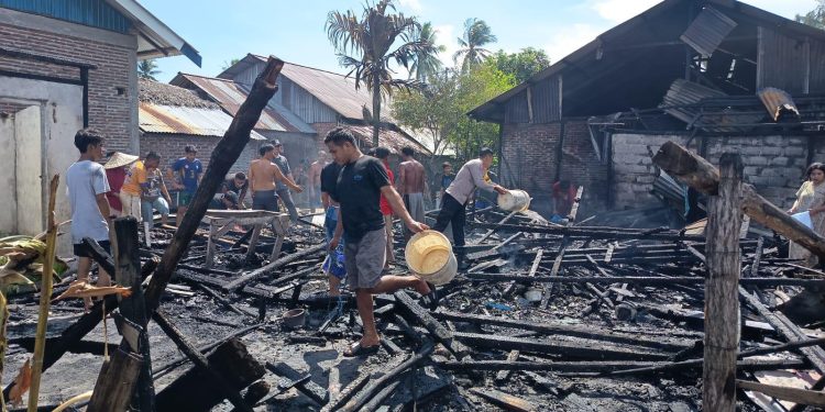 Diduga Akibat Meteran Listrik, Rumah Kayu Milik Lansia di Desa Tou Ludes Terbakar
