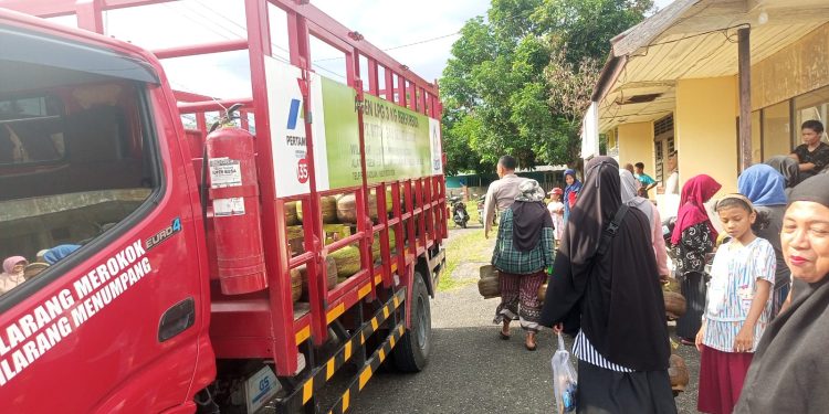 Pastikan Tepat Sasaran, Kapolsek Kintom Turun Langsung Pantau Distribusi Gas Melon Rp20 Ribu