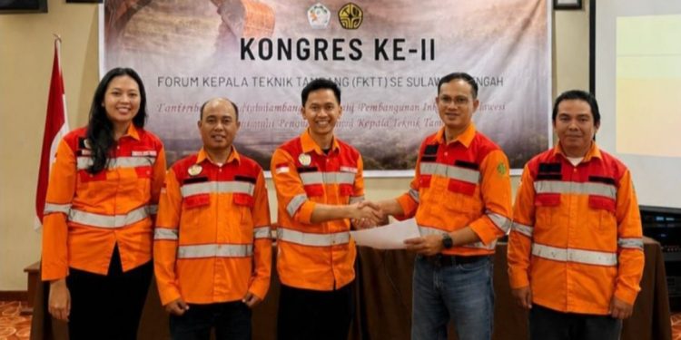 Muh Najmi Alramadhan ke dua dari (kanan) sebagai ketua FKTT Sulteng.