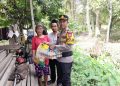 Jelang Idul Adha, Kapolsek Nuhon Bagikan Sembako ke Warga Desa Saiti