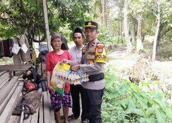 Jelang Idul Adha, Kapolsek Nuhon Bagikan Sembako ke Warga Desa Saiti