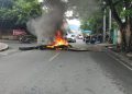Trans Sulawesi Lumpuh Total! Warga Maahas Bakar Ban dan Blokade Jalan, Ini Penyebabnya