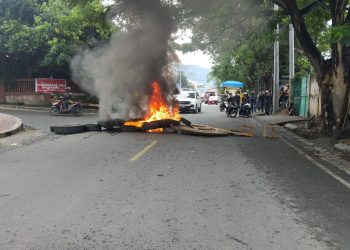 Trans Sulawesi Lumpuh Total! Warga Maahas Bakar Ban dan Blokade Jalan, Ini Penyebabnya