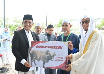 Gubernur Anwar Hafid Serahkan 127 Ekor hewan Kurban, Semangat Berbagi Warnai Idul Adha di Sulawesi Tengah