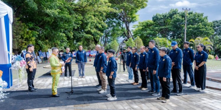 Bupati Banggai, H. Amirudin, secara resmi mengukuhkan jajaran pengurus Persatuan Wartawan Banggai (PWB) periode 2026–2029. (Dok.Ist)