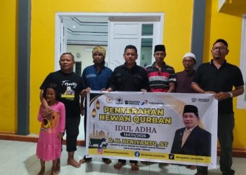 Anggota DPR RI Beniyanto Tamoreka Salurkan Hewan Kurban ke Desa Tirta Kencana