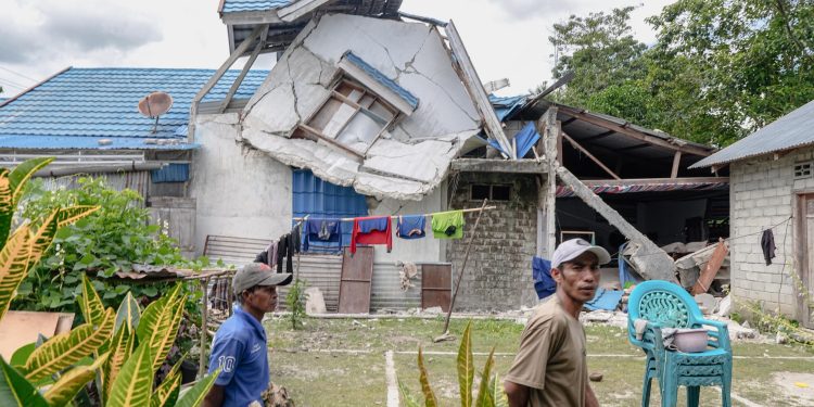 Dampak gempa bumi Magnitudo 6,7 yang mengguncang Sulawesi Tengah masih dirasakan masyarakat di sejumlah wilayah. (Foto: FB/Anwar Hafid)