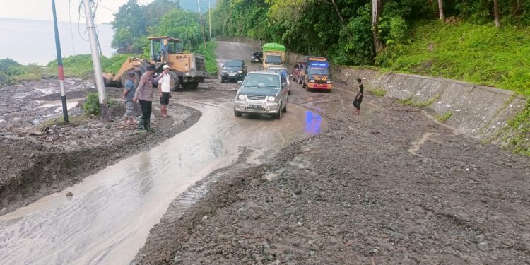 Banjir dan Longsor Tutup Jalur Trans Sulawesi di Desa Huhak Banggai
