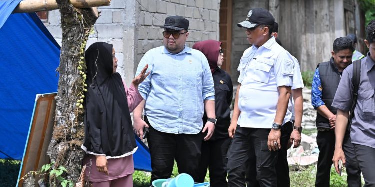 Ketua Komisi III DPRD Provinsi Sulawesi Tengah, Dandy Adhi Prabowo, bersama Gubernur Sulawesi Tengah saat mengunjungi lokasi terdampak gempabumi bermagnitudo 6,7 di Kabupaten Sigi, Rabu (17/6/2026).