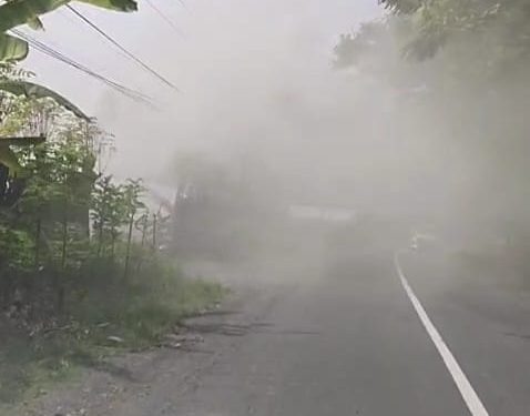 Asap tebal dari pembakaran arang tempurung menutup ruas jalur Trans Sulawesi di Kecamatan Bunta, Kabupaten Banggai. Kondisi ini sangat dikeluhkan warga. (HO/Kilasbanggai)