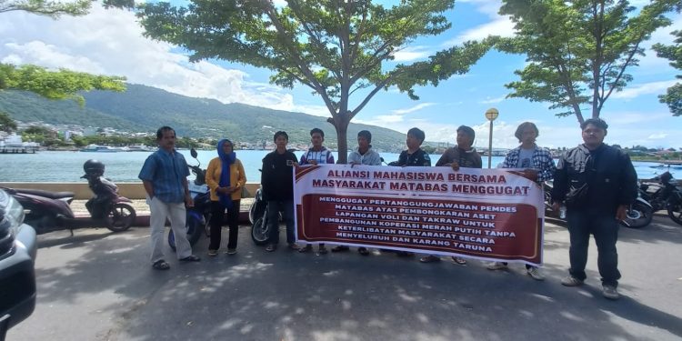 Mahasiswa dan masyarakat Desa Matabas, Kecamatan Bunta melakukan aksi damai di depan kantor DPRD Banggai, Rabu (17/6/2026). (HO/Kilasbanggai)