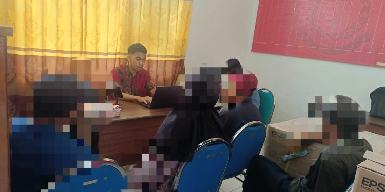 Sejumlah warga saat melapor kasus dugaan korupsi Dana Desa Bohotokong ke Cabang Kejaksaan Negeri Banggai di Bunta pada 2025 lalu. (HO/Kilasbanggai)