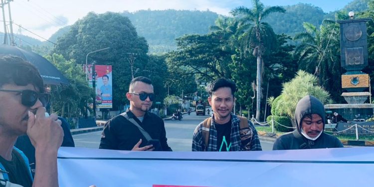 Foto : Pemuda dan Mahasiswa Aksi Damai di Tugu Adipura Luwuk Banggai