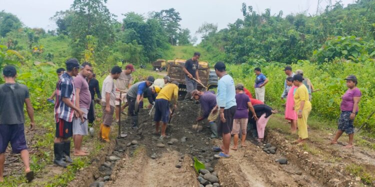Relawan Bakal Calon Bupati Banggai, Sulianti Murad, bergerak cepat memperbaiki jalan rusak atas permintaan warga di Kelurahan Sisipan, Kecamatan Batui, dan Desa Tohitisari, Kecamatan Toili, Rabu (31/7/2024). (Handover)