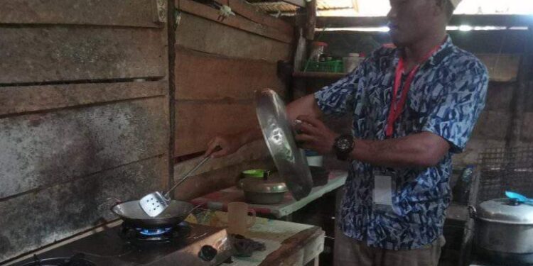 Ahmad Kapeng, Pantarlih desa Tomeang, kecamatan Nuhon di Suruh Goreng ikan saat warga yang di data mencari kartu keluarga. (Dok.ist)