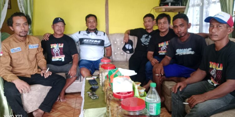 Warga Desa Sentral Timur, kecamatan Toili, yang saat itu berada di lokasi kejadian. (Dok. KIlasbanggai.com )