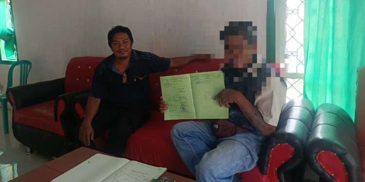 Nopri Luala, Mantan Kades Pibombo Bersama Sejumlah Wartawan Banggai.