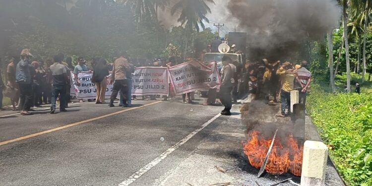 Aksi penolakan PSU Jilid 2, Jalan trans Sulawesi di kecamatan nuhon macet (Dok.Kilasbanggai)