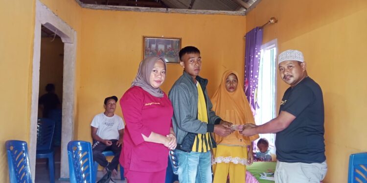 Rudianto maatu (Kades koninis dan Nurhayati Mardjan (Bidan desa) Kunjungi ibu hamil. (Dok.Ist)