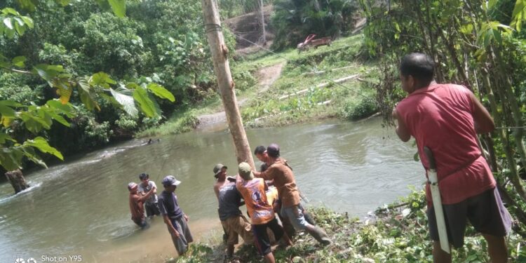 Warga desa Hion kerja bakti buat jembatan darurat akses jalan ke lahan pertanian. (Dok.ist)
