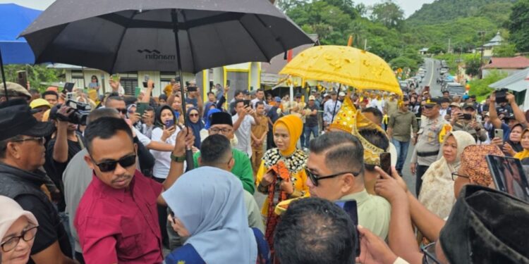 Ratusan warga Nuhon, Bunta dan simpang raya jemput bupati dan wakil bupati Banggai di desa obobalingara, kecamatan nuhon, kabupaten Banggai. (Dok.Kilasbanggai.Com)